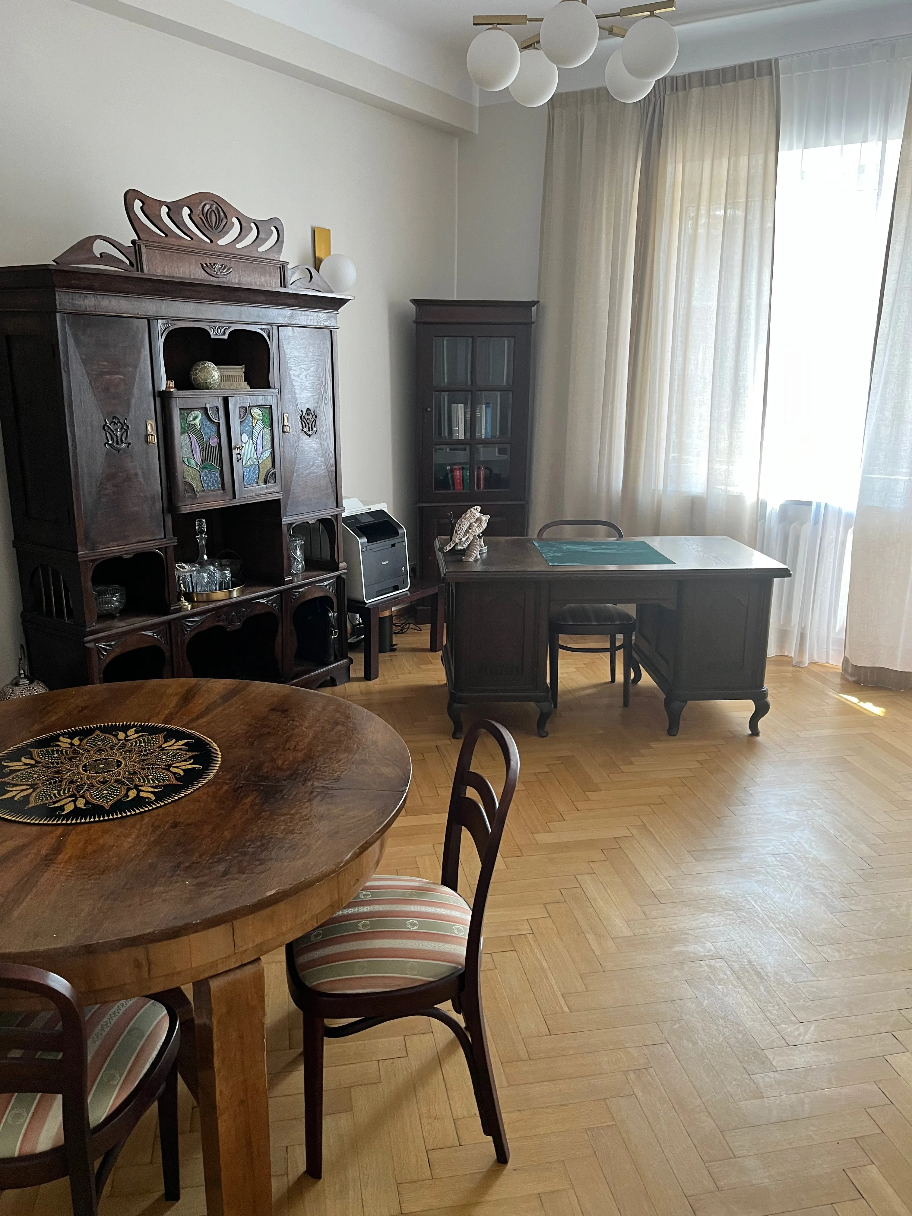Jasne wnętrze kancelarii z zabytkowymi meblami