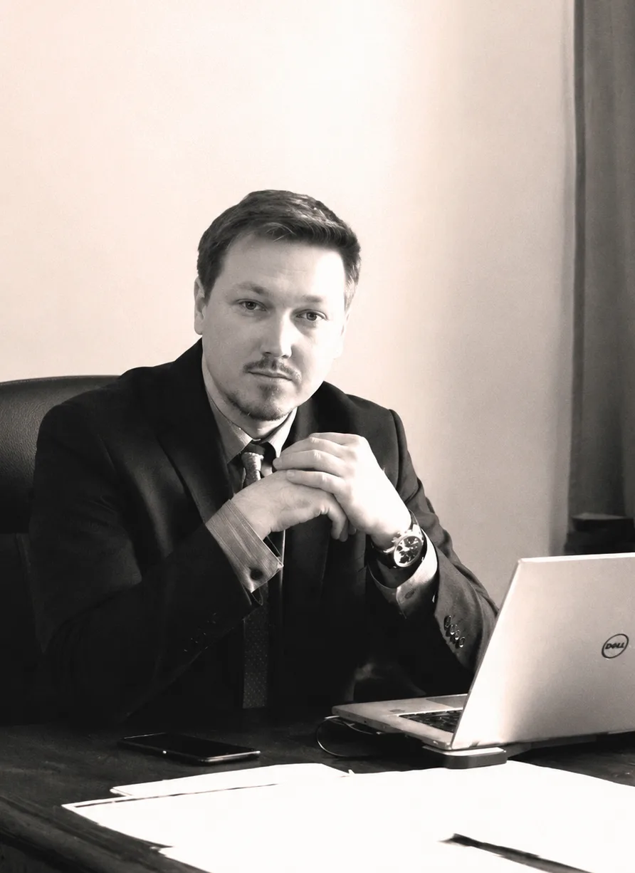 Mecenas Tomasz Kujawa w gabinecie kancelarii
